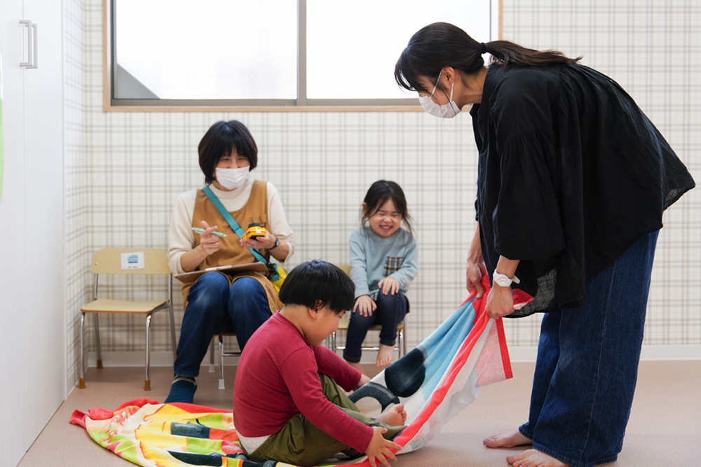 支援員と子どもたち