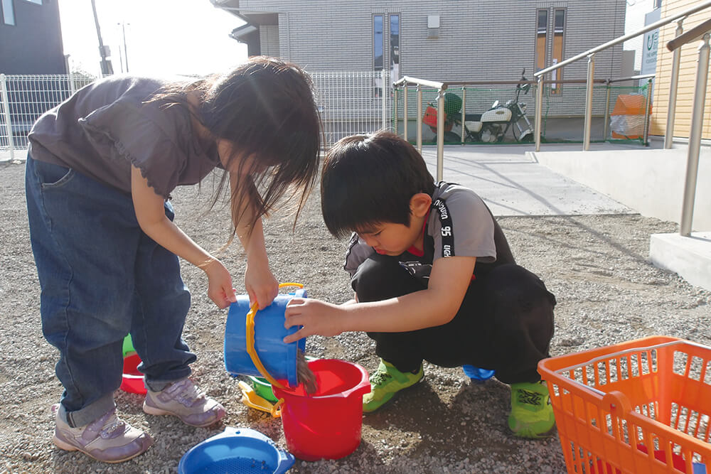 外で遊ぶ子どもたち