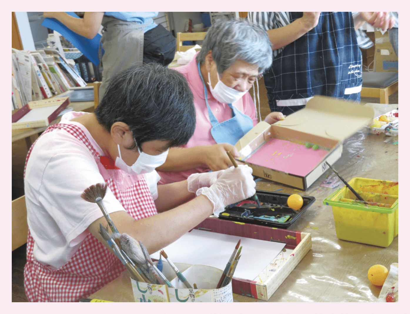 制作に没頭する利用者さんたち